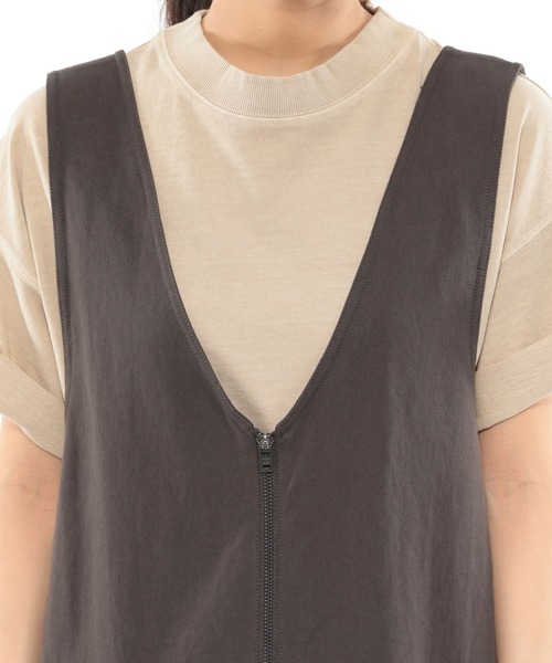 LAKOLE（ラコレ）の「フロントジップサロペット / LAKOLE（サロペット/オーバーオール・レディース・ベージュ/カーキ/スモーク/ナチュラル・SMALL/MEDIUM）」の6枚目の写真