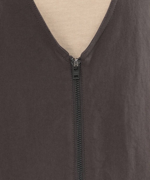 LAKOLE（ラコレ）の「フロントジップサロペット / LAKOLE（サロペット/オーバーオール・レディース・ベージュ/カーキ/スモーク/ナチュラル・SMALL/MEDIUM）」の8枚目の写真