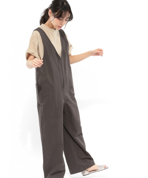 LAKOLE（ラコレ）の「フロントジップサロペット / LAKOLE（サロペット/オーバーオール・レディース・ベージュ/カーキ/スモーク/ナチュラル・SMALL/MEDIUM）」の17枚目の写真