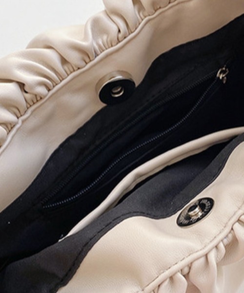 yuue' ( wear )(ユーイ)の「ギャザーメッセンジャートートバッグ(トートバッグ・レディース・ブラック/ブラウン/カーキ/アイボリー・FREE)」の17枚目の写真