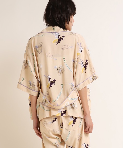 RNA（アールエヌエー）の「B2636 ラベンダープリントスリーピングシャツ（シャツ/ブラウス・レディース・ベージュ/ブラック/ピンク・MEDIUM）」の4枚目の写真