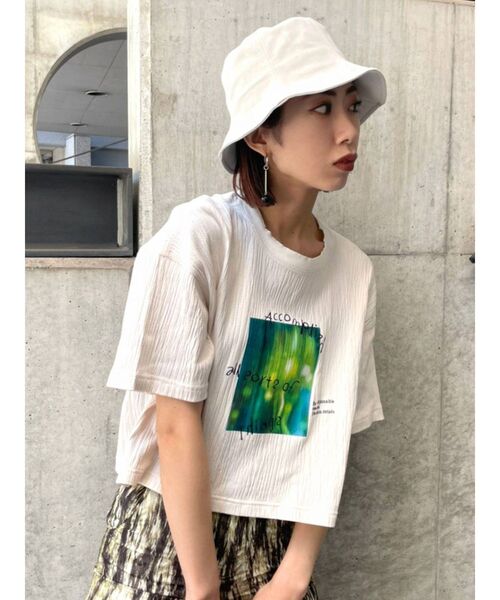 EMODA（エモダ）の「シャーリングプリントショートTシャツ（Tシャツ/カットソー・レディース・ブラウン/ブラック/ホワイト・FREE）」の2枚目の写真