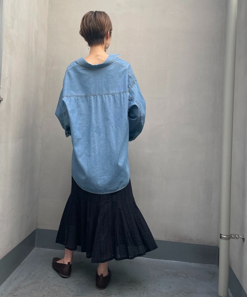 un dix cors（アンディコール）の「ロングシーズン着まわせる　ライトデニムビッグシャツ（シャツ/ブラウス・レディース・ネイビー/ブルー・FREE）」の4枚目の写真