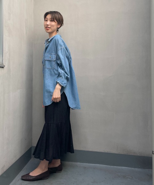 un dix cors（アンディコール）の「ロングシーズン着まわせる　ライトデニムビッグシャツ（シャツ/ブラウス・レディース・ネイビー/ブルー・FREE）」の5枚目の写真