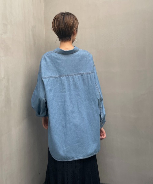 un dix cors（アンディコール）の「ロングシーズン着まわせる　ライトデニムビッグシャツ（シャツ/ブラウス・レディース・ネイビー/ブルー・FREE）」の7枚目の写真