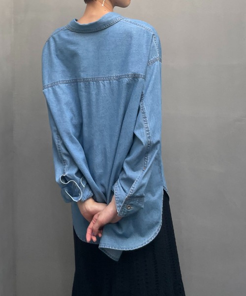 un dix cors（アンディコール）の「ロングシーズン着まわせる　ライトデニムビッグシャツ（シャツ/ブラウス・レディース・ネイビー/ブルー・FREE）」の8枚目の写真
