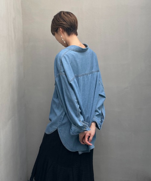 un dix cors（アンディコール）の「ロングシーズン着まわせる　ライトデニムビッグシャツ（シャツ/ブラウス・レディース・ネイビー/ブルー・FREE）」の9枚目の写真