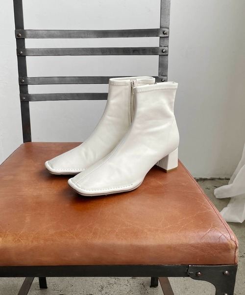 CAPRICIEUX LE'MAGE（カプリシューレマージュ）の「アウトステッチショートブーツ（ブーツ・レディース・ブラック/ベージュ/ライトベージュ・36/37/38）」の3枚目の写真