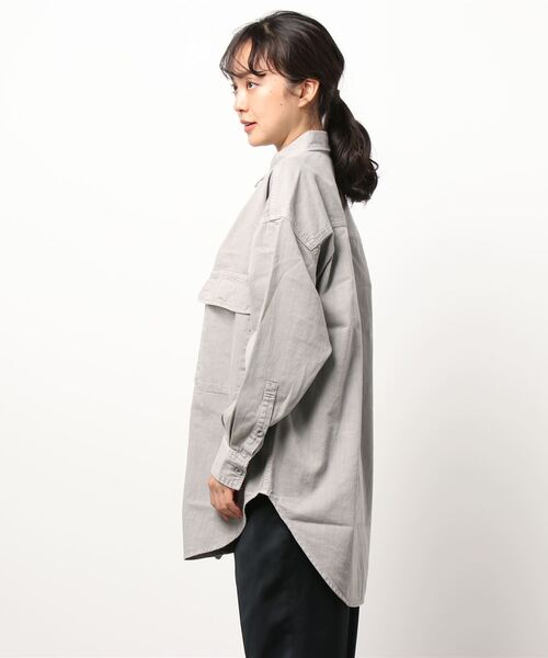 YANUK（ヤヌーク）の「【YANUK】ビッグシャツ（シャツ/ブラウス・レディース・グレー・2）」の2枚目の写真
