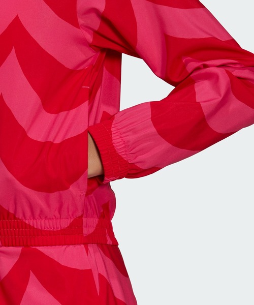 adidas(アディダス)の「マリメッコ ウーブン トラックジャケット / アディダスオリジナルス(ナイロンジャケット・レディース・ブラック×ホワイト/レッド・MEDIUM/SMALL/X-SMALL/LARGE/X-LARGE/XX-LARGE)」の11枚目の写真