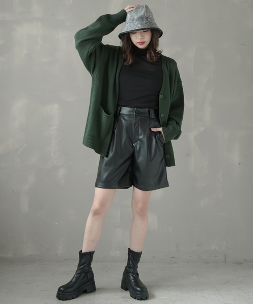 SPINNS（スピンズ）の「フェイクレザー タックハーフパンツ（その他パンツ・レディース・ブラック/ベージュ・ONESIZE）」の5枚目の写真