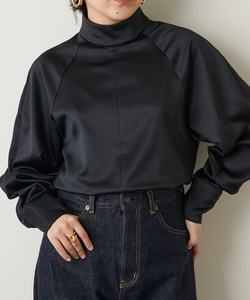 Whim Gazette（ウィムガゼット）の「スタンドカラーサテンブラウス