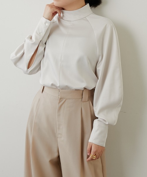 【美品】ウィムガゼット　スタンドカラーサテンブラウス　ライトベージュ Whim Gazette（ウィムガゼット）の「スタンドカラーサテン