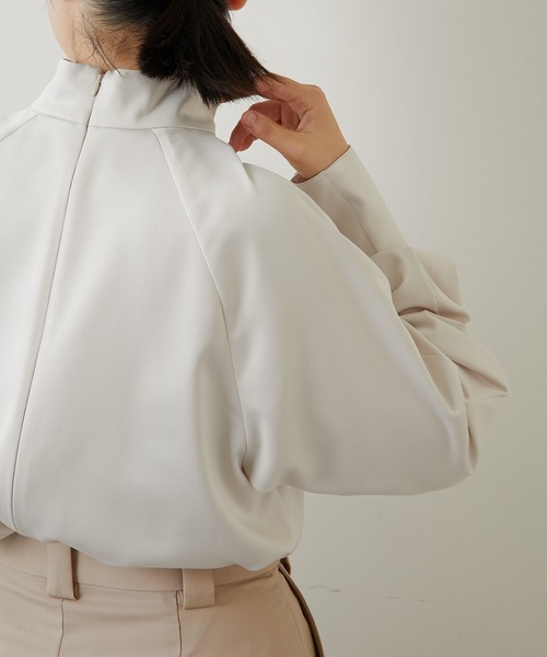 【美品】ウィムガゼット　スタンドカラーサテンブラウス　ライトベージュ Whim Gazette（ウィムガゼット）の「スタンドカラーサテン