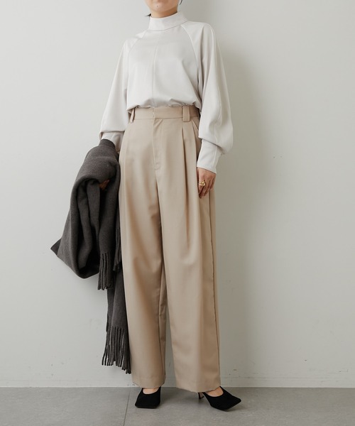 【美品】ウィムガゼット　スタンドカラーサテンブラウス　ライトベージュ Whim Gazette（ウィムガゼット）の「スタンドカラーサテン