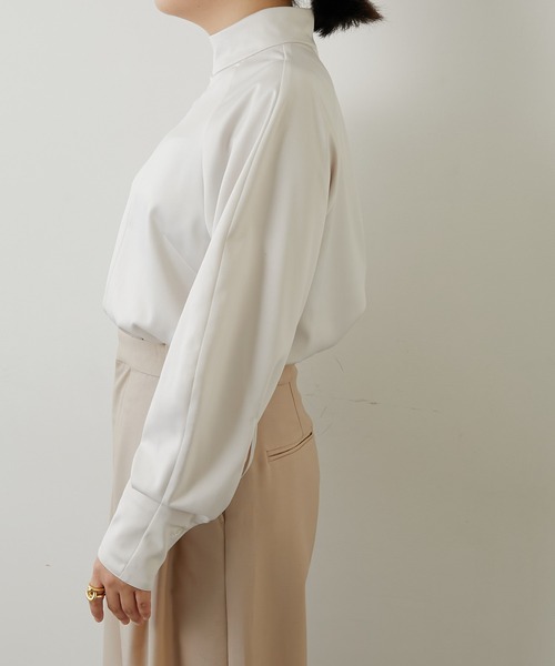 【美品】ウィムガゼット　スタンドカラーサテンブラウス　ライトベージュ Whim Gazette（ウィムガゼット）の「スタンドカラーサテン