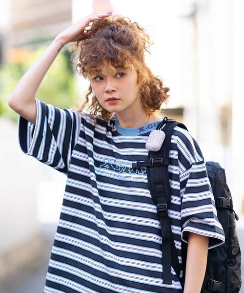 X-girl（エックスガール）の「MILLS LOGO RUBBER Airpods Pro CASE（ヘッドフォン/イヤホン・レディース・ブラック/マルチ・ONE SIZE）」の6枚目の写真