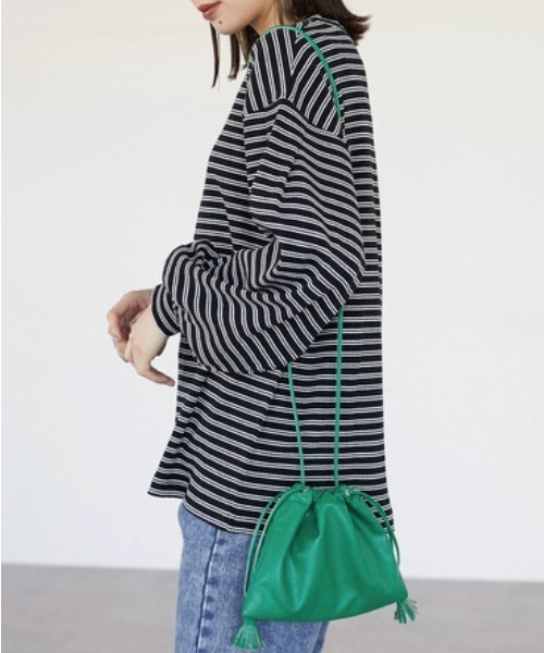 Green Parks(グリーンパークス)の「・フリンジフラット巾着(ショルダーバッグ・レディース・ブラック/グレイッシュベージュ/グリーン/イエロー・FREE)」の4枚目の写真