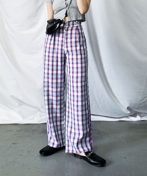 me+em select（ミームセレクト）の「【 9色展開 】チェック柄ハイウエストタックルーズワイドパンツ（スラックス・レディース・ホワイト/ライトグレー/ブラック/パープル/カーキ/ピンク/イエロー/ブルー/ライトブラウン・FREE）」の4枚目の写真