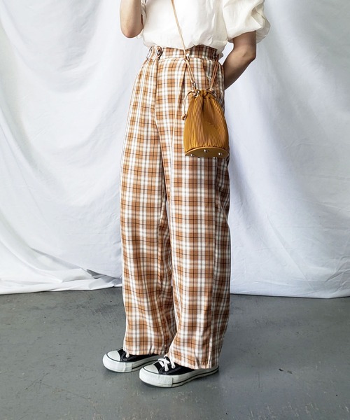 me+em select（ミームセレクト）の「【 9色展開 】チェック柄ハイウエストタックルーズワイドパンツ（スラックス・レディース・ホワイト/ライトグレー/ブラック/パープル/カーキ/ピンク/イエロー/ブルー/ライトブラウン・FREE）」の18枚目の写真