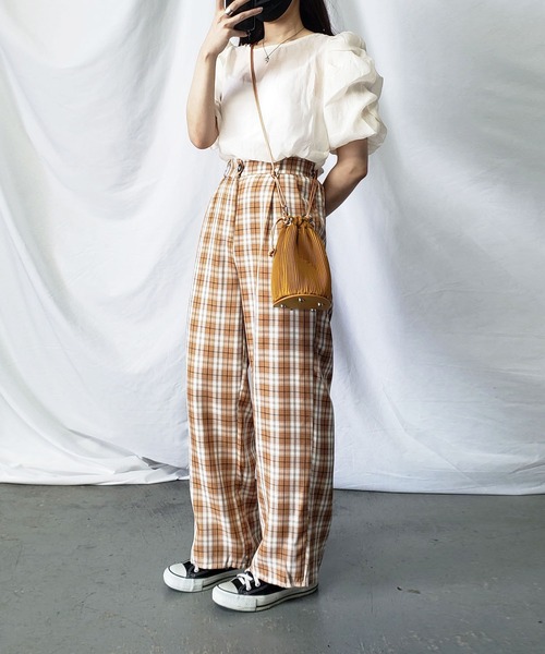 me+em select（ミームセレクト）の「【 9色展開 】チェック柄ハイウエストタックルーズワイドパンツ（スラックス・レディース・ホワイト/ライトグレー/ブラック/パープル/カーキ/ピンク/イエロー/ブルー/ライトブラウン・FREE）」の11枚目の写真