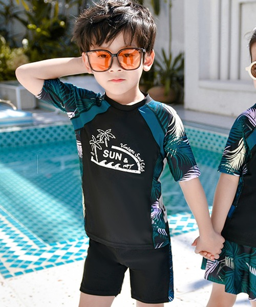 TeddyShop（テディショップ）の「キッズ水着 リゾートボタニカル柄ラッシュガードトップス+ショートパンツ 上下2点セット（水着・キッズ・ブラック×グリーン・140cm/130cm/100cm/150cm/120cm/110cm）」の4枚目の写真