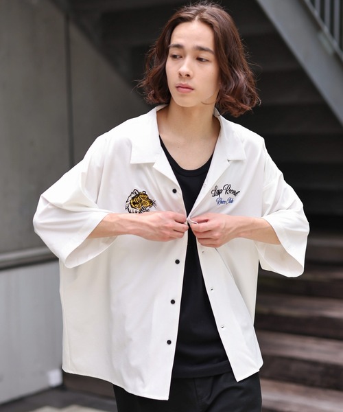 WEGO（ウィゴー）の「WEGO/刺繍半袖BIGシャツ（シャツ/ブラウス・メンズ・ブルー系その他/ホワイト/ブラック・MEDIUM/LARGE）」の2枚目の写真