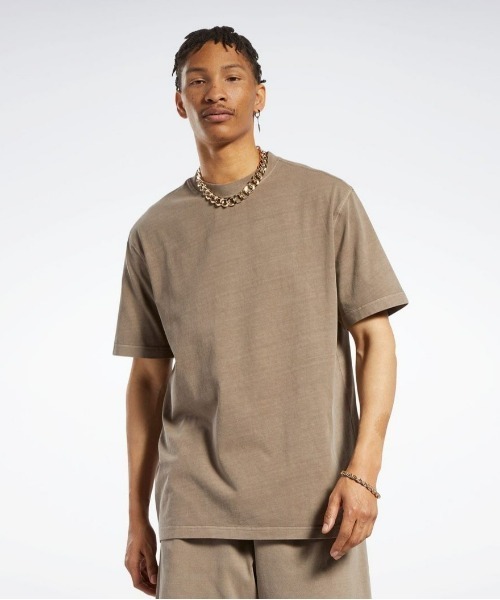 Reebok（リーボック）の「クラシックス ナチュラルダイ Tシャツ / Classics Natural Dye Tee（Tシャツ/カットソー・メンズ・グレー/オフホワイト/グレー系その他/イエロー系その他・XX-LARGE/LARGE/X-LARGE/MEDIUM/XXX-LARGE/SMALL/X-SMALL）」の3枚目の写真