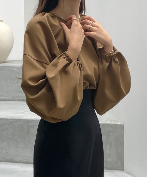 Louere（ルエレ）の「ギャザーボリュームスリーブブラウス（シャツ/ブラウス・レディース・クリーム/ブラック/モカ/ホワイト/チャコール/ブラウン・SMALL/LARGE/MEDIUM）」の21枚目の写真