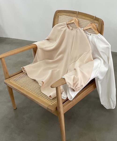 Louere（ルエレ）の「ギャザーボリュームスリーブブラウス（シャツ/ブラウス・レディース・クリーム/ブラック/モカ/ホワイト/チャコール/ブラウン・SMALL/LARGE/MEDIUM）」の14枚目の写真