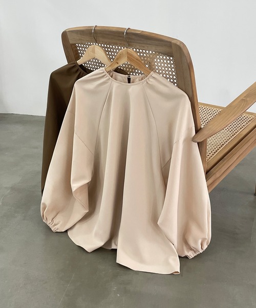 Louere（ルエレ）の「ギャザーボリュームスリーブブラウス（シャツ/ブラウス・レディース・クリーム/ブラック/モカ/ホワイト/チャコール/ブラウン・SMALL/LARGE/MEDIUM）」の15枚目の写真