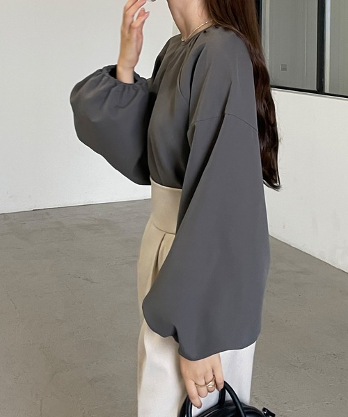 Louere（ルエレ）の「ギャザーボリュームスリーブブラウス（シャツ/ブラウス・レディース・クリーム/ブラック/モカ/ホワイト/チャコール/ブラウン・SMALL/LARGE/MEDIUM）」の19枚目の写真