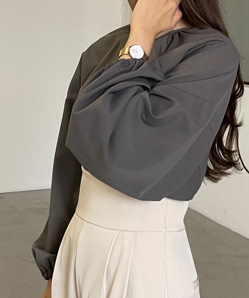 Louere（ルエレ）の「ギャザーボリュームスリーブブラウス（シャツ/ブラウス・レディース・クリーム/ブラック/モカ/ホワイト/チャコール/ブラウン・SMALL/LARGE/MEDIUM）」の20枚目の写真