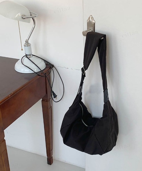 Dalfwin（ダールフィン）の「ななめがけワイドベルトショルダーボディバッグ（ショルダーバッグ・レディース・ホワイト/ブラック・ONE SIZE）」の18枚目の写真
