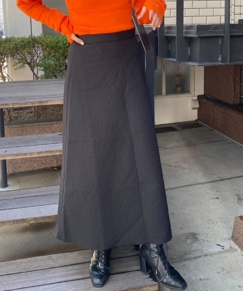 LiSeek（リシーク）の「【LiSeeK】花柄エンボススカート（スカート・レディース・ブラック/ベージュ/カーキ・FREE）」の2枚目の写真