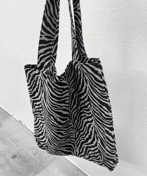 LVEU.(ラブユ.)の「【ZOZOTOWN限定】Zebra jacquard tote bag / ゼブラ柄ジャガードトートバッグ(トートバッグ・レディース・ブラック・FREE)」の6枚目の写真