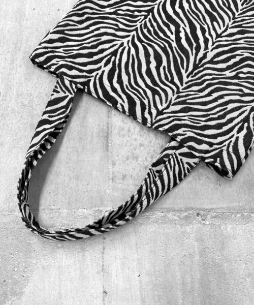 LVEU.(ラブユ.)の「【ZOZOTOWN限定】Zebra jacquard tote bag / ゼブラ柄ジャガードトートバッグ(トートバッグ・レディース・ブラック・FREE)」の15枚目の写真
