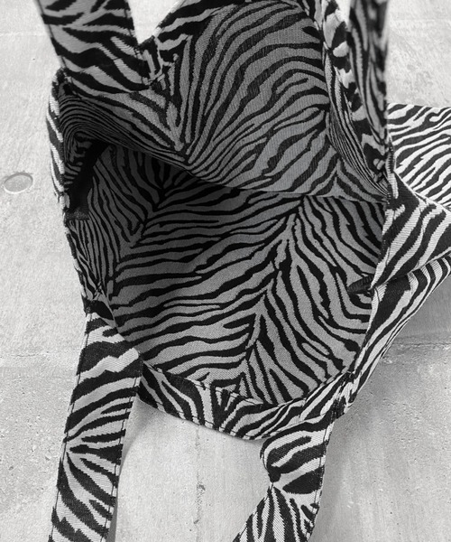 LVEU.(ラブユ.)の「【ZOZOTOWN限定】Zebra jacquard tote bag / ゼブラ柄ジャガードトートバッグ(トートバッグ・レディース・ブラック・FREE)」の16枚目の写真