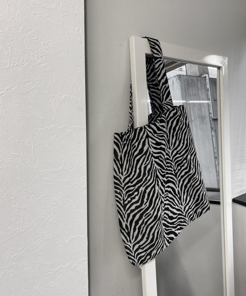 LVEU.(ラブユ.)の「【ZOZOTOWN限定】Zebra jacquard tote bag / ゼブラ柄ジャガードトートバッグ(トートバッグ・レディース・ブラック・FREE)」の2枚目の写真