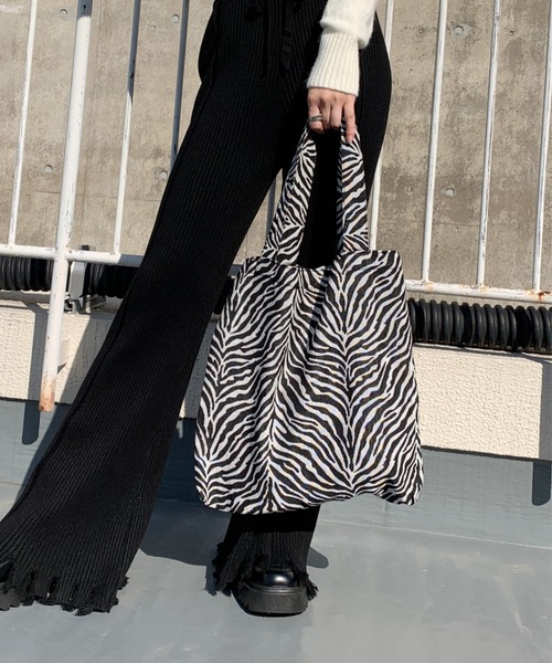 LVEU.(ラブユ.)の「【ZOZOTOWN限定】Zebra jacquard tote bag / ゼブラ柄ジャガードトートバッグ(トートバッグ・レディース・ブラック・FREE)」の5枚目の写真