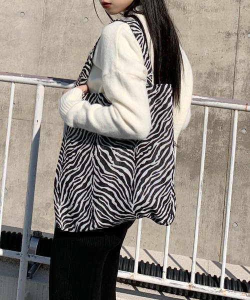 LVEU.(ラブユ.)の「【ZOZOTOWN限定】Zebra jacquard tote bag / ゼブラ柄ジャガードトートバッグ(トートバッグ・レディース・ブラック・FREE)」の3枚目の写真