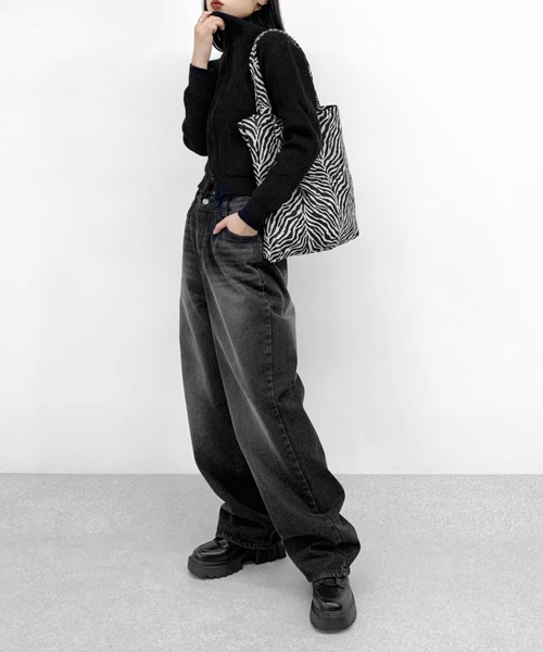 LVEU.(ラブユ.)の「【ZOZOTOWN限定】Zebra jacquard tote bag / ゼブラ柄ジャガードトートバッグ(トートバッグ・レディース・ブラック・FREE)」の7枚目の写真