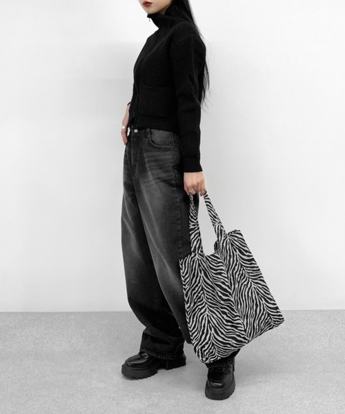 LVEU.(ラブユ.)の「【ZOZOTOWN限定】Zebra jacquard tote bag / ゼブラ柄ジャガードトートバッグ(トートバッグ・レディース・ブラック・FREE)」の9枚目の写真
