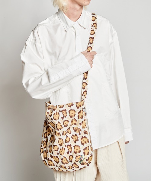 rehacer（レアセル）の「rehacer : Leopard Loop Pouch Bag -Large- / レオパード ループポーチバッグ  -ラージサイズ-（ショルダーバッグ・メンズ・ベージュ/グレー・FREE）」の9枚目の写真