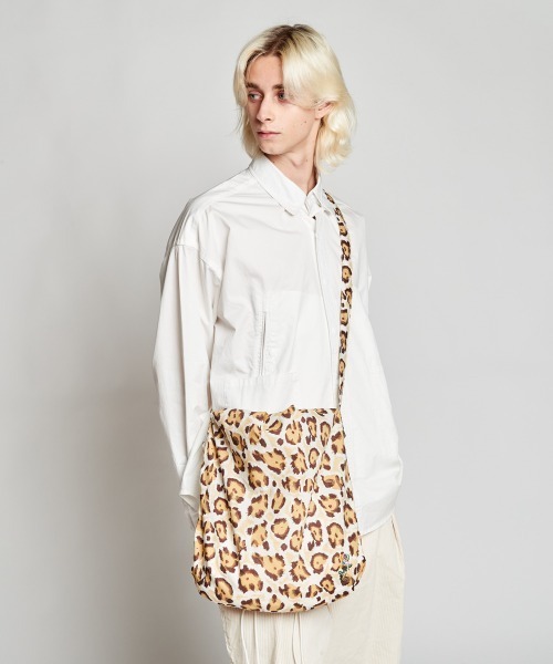 rehacer（レアセル）の「rehacer : Leopard Loop Pouch Bag -Large- / レオパード ループポーチバッグ  -ラージサイズ-（ショルダーバッグ・メンズ・ベージュ/グレー・FREE）」の6枚目の写真