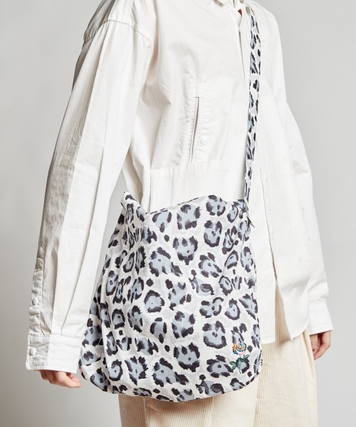 rehacer（レアセル）の「rehacer : Leopard Loop Pouch Bag -Large- / レオパード ループポーチバッグ  -ラージサイズ-（ショルダーバッグ・メンズ・ベージュ/グレー・FREE）」の7枚目の写真