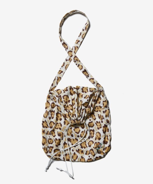 rehacer（レアセル）の「rehacer : Leopard Loop Pouch Bag -Large- / レオパード ループポーチバッグ  -ラージサイズ-（ショルダーバッグ・メンズ・ベージュ/グレー・FREE）」の3枚目の写真