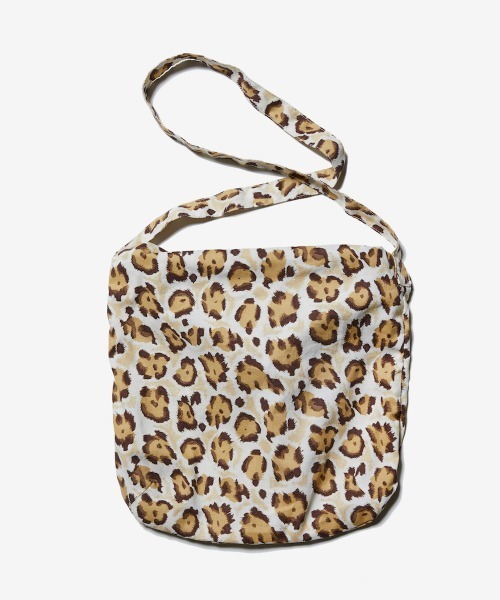 rehacer（レアセル）の「rehacer : Leopard Loop Pouch Bag -Large- / レオパード ループポーチバッグ  -ラージサイズ-（ショルダーバッグ・メンズ・ベージュ/グレー・FREE）」の5枚目の写真
