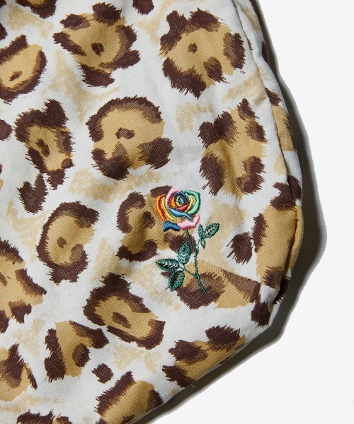 rehacer（レアセル）の「rehacer : Leopard Loop Pouch Bag -Large- / レオパード ループポーチバッグ  -ラージサイズ-（ショルダーバッグ・メンズ・ベージュ/グレー・FREE）」の4枚目の写真