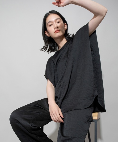 Munich（ミューニック）の「アンティークサテンフレンチスリーブトップス（シャツ/ブラウス・レディース・イエロー/ブラック/グレイッシュブルー・FREE）」の2枚目の写真